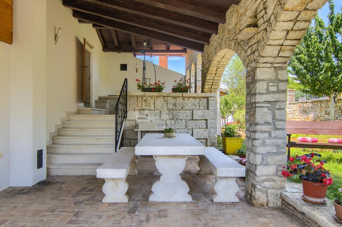 Holiday Home Kukurin بالي المظهر الخارجي الصورة